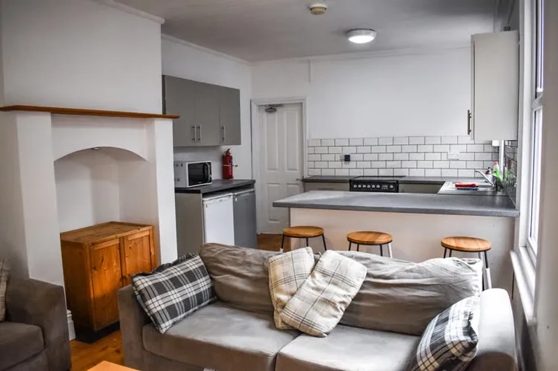 6 bedroom, 3 Bathroom - West end student property! - Thumbnail 1
